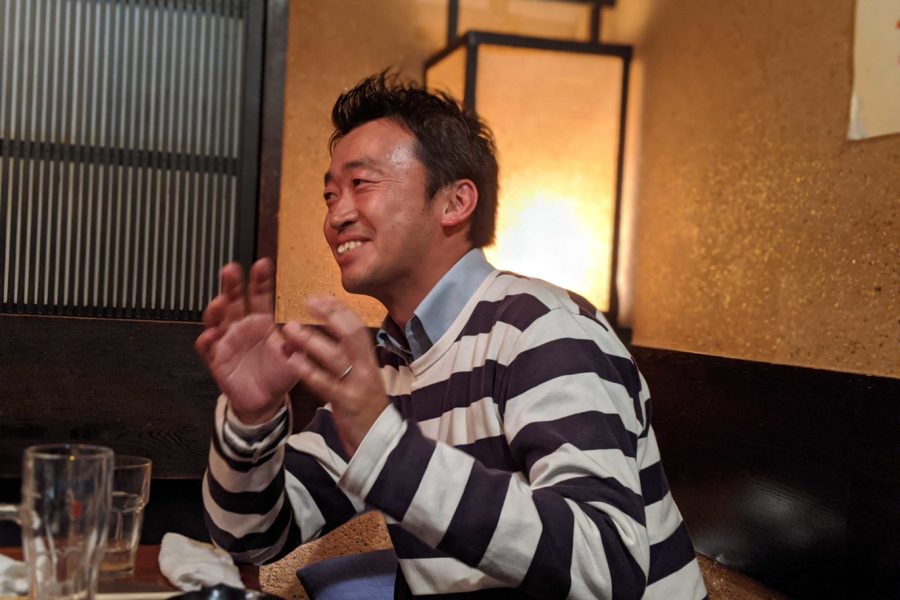 飲み会で饒舌に語る岡部さん